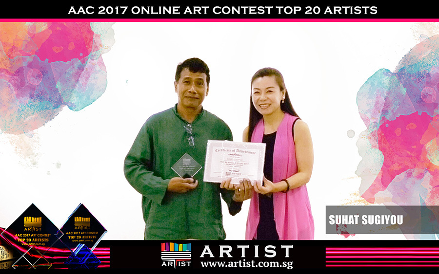  Chief Editor of Artist Singapore Zou Lu present the awards to the Top 20 contest winners