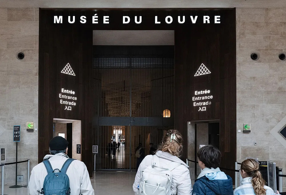 The Louvre Museum is closed for the day after a robbery in Paris, France, on October 19, 2025. Robbers break into the Louvre and flee with jewelry on the morning of October 19, 2025, a source close to the case says, adding that its value is still being evaluated. A police source says an unknown number of thieves arrive on a scooter armed with small chainsaws and use a goods lift to reach the room they are targeting. (Photo by Jerome Gilles/NurPhoto via Getty Images)